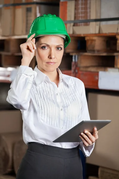 Säker kvinnliga handledare med digitala tablett på lager — Stockfoto