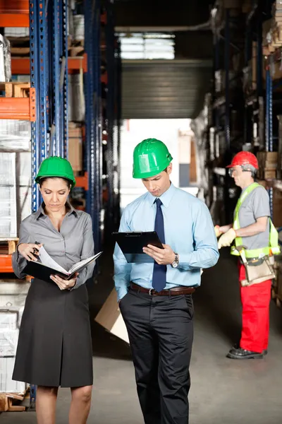 Supervisores y capataces trabajando en el almacén — Foto de Stock