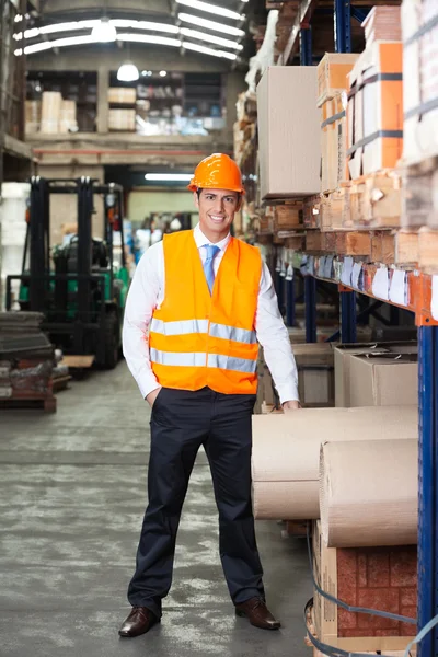 Vertrouwen toezichthouder standing in magazijn — Stockfoto