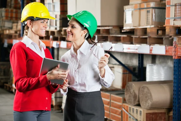 Aufsichtsrätinnen diskutieren über Arbeit im Lager — Stockfoto