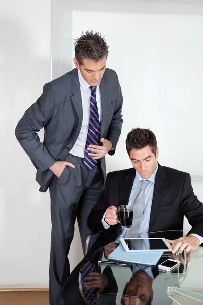 Zakenman met digitale tablet in een vergadering met collega — Stockfoto