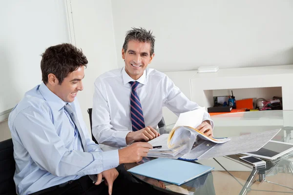 Mid volwassen zakenman met collega in een vergadering — Stockfoto