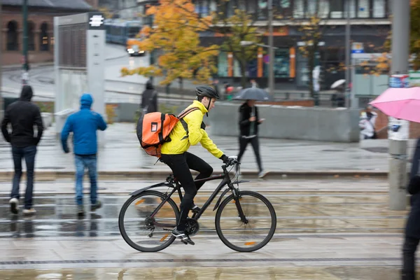 Ciclista masculino com mochila na rua — Fotografia de Stock