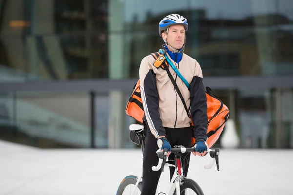 Mannelijke wielrenner met courier levering zak fietsten — Stockfoto