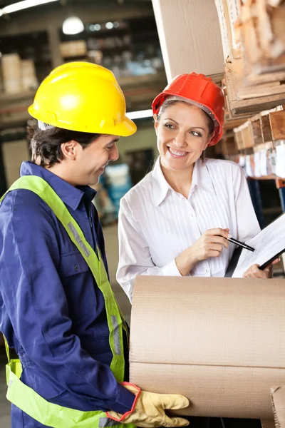 Supervisor mostrando portapapeles a capataz — Foto de Stock