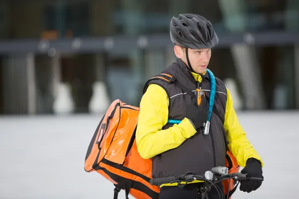 Giovane corriere consegna uomo utilizzando walkie-talkie — Foto Stock