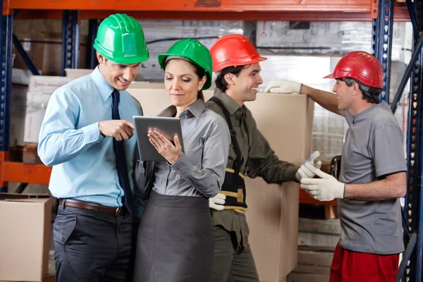 Toezichthouders en voormannen magazijn — Stockfoto