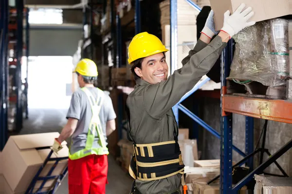 Foreman met collega werken in magazijn — Stockfoto