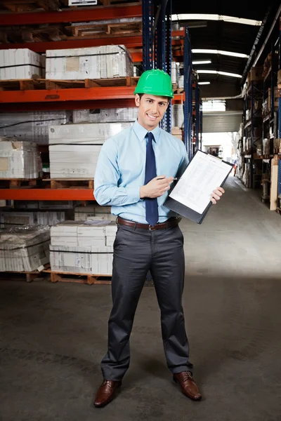 Confident Supervisor Displaying Clipboard — Stock Photo, Image