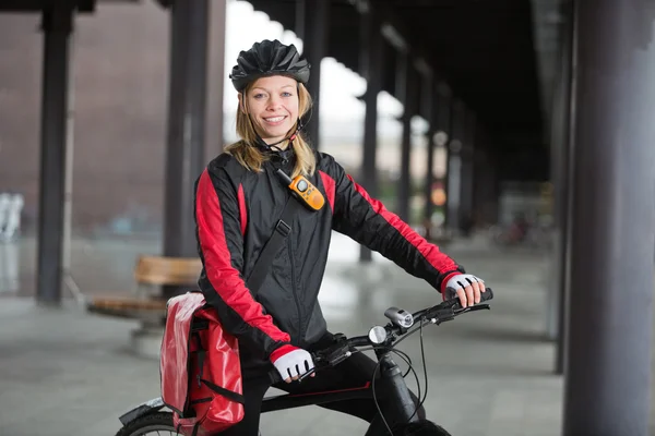 Kurye çantası ile kadın bisikletçi — Stok fotoğraf