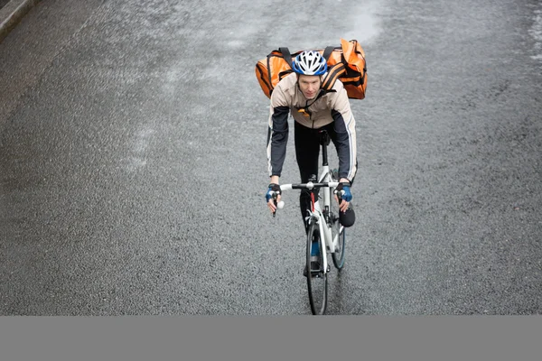 Ciclista maschio con zaino per strada — Foto Stock