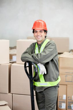 foreman depoda duruyor