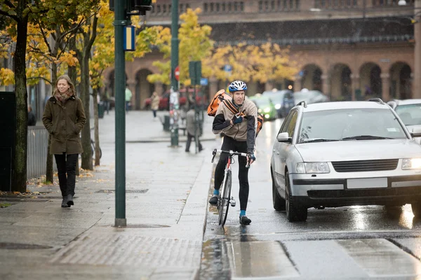 Erkek bisikletçi sokakta El Telsizi kullanma — Stok fotoğraf