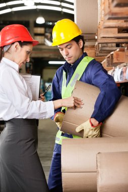 Danışman ve foreman karton depo denetleme