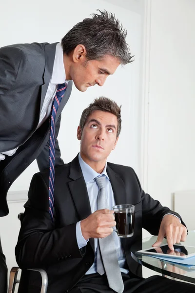 Homme d'affaires avec tablette numérique dans une réunion avec un collègue — Photo
