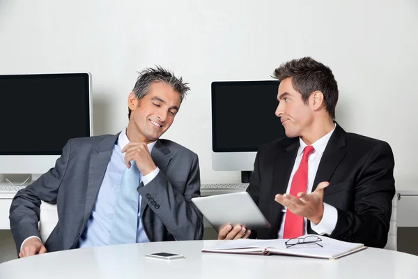 Zakenman houden digitale Tablet PC zit met collega bij des — Stockfoto