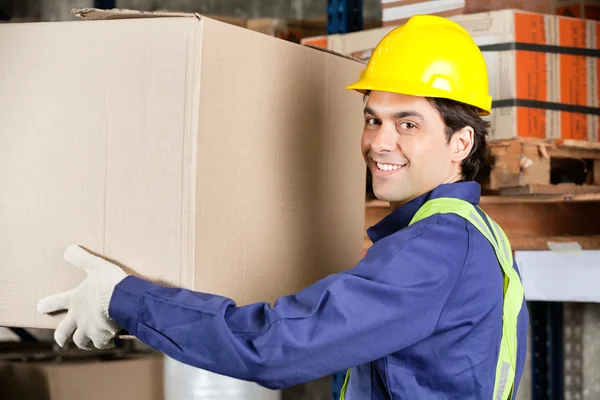 Jonge foreman opheffing kartonnen doos — Stockfoto