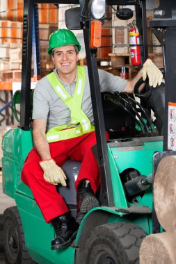 Depo orta yetişkin forklift sürücüsü