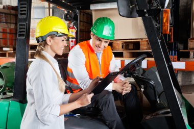 forklift içinde oturan meslektaşım Müfettiş gösteren panoya