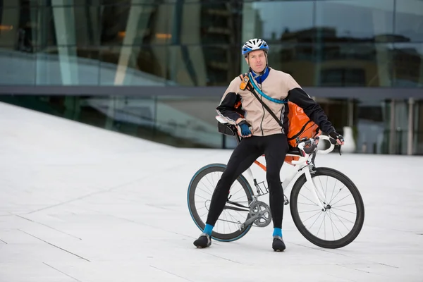 Mannelijke wielrenner met courier tas zit op fiets — Stockfoto