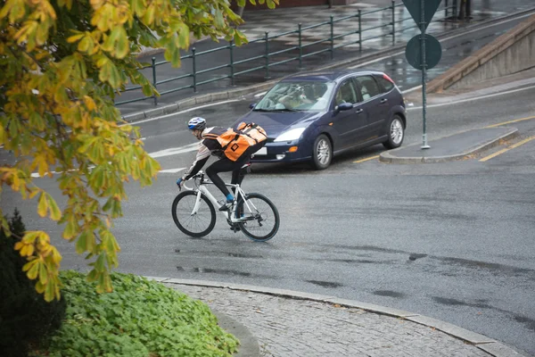 Street sırt çantası ile erkek bisikletçi — Stok fotoğraf