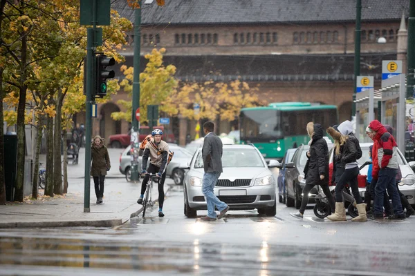 Fahrzeuge warten auf Pendler, die die Straße überqueren — Stockfoto