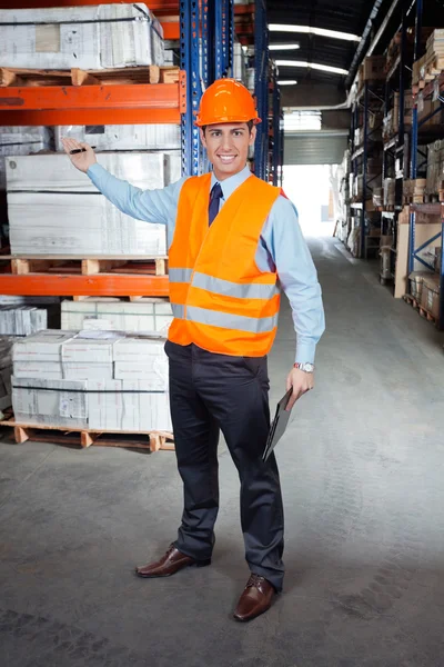 Confident Supervisor Showing Stock On Shelves — Stock Photo, Image