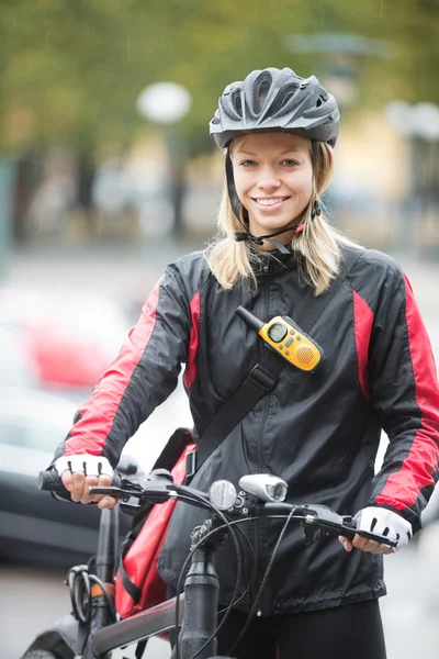 宅配便の配達袋を持つ若い女性サイクリスト — ストック写真