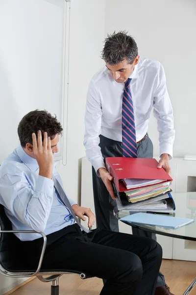 Uomini d'affari sopraffatti dal carico di lavoro — Foto Stock