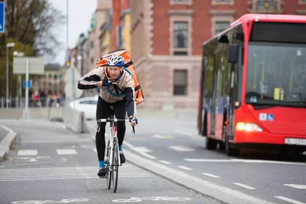 Courier entrega homem usando walkie-talkie enquanto andar de bicicleta em — Fotografia de Stock