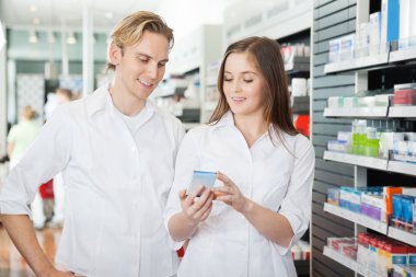 genç bir çift süpermarkette alışveriş