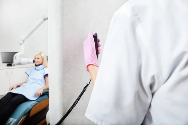 Dentysta przeprowadzenie badania rentgenowskie pacjenta w klinice — Zdjęcie stockowe