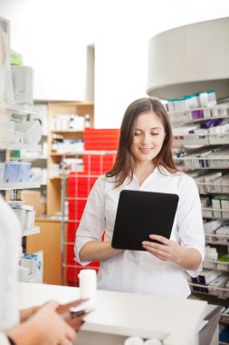 Eczacı müşteri dijital tablet ile yardım