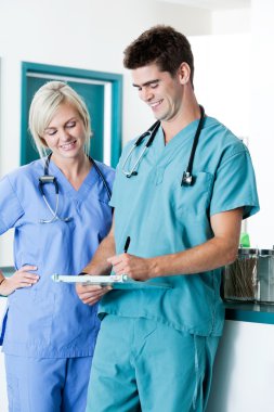 erkek doktor Kliniği meslektaşı ile panosuna yazma