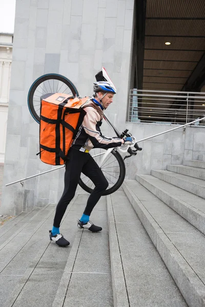 Mannelijke wielrenner met courier tas en fiets stappen lopen — Stockfoto