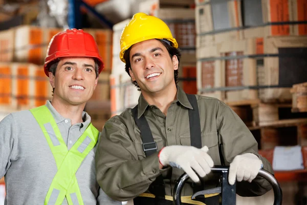 Gelukkig foreman in magazijn — Stockfoto