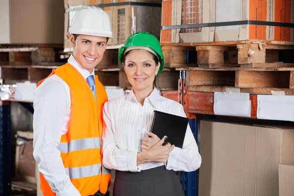 Selbstbewusste junge Vorgesetzte im Lager — Stockfoto