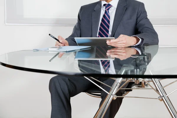 Geschäftsmann nutzt digitales Tablet im Büro — Stockfoto