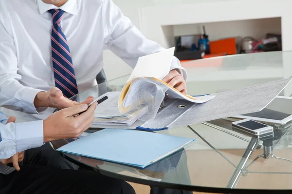 Businessman With Colleague Discussing Paperwork — Stock Photo, Image