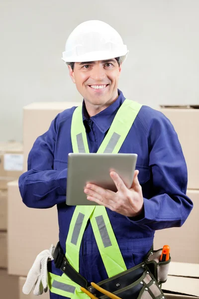 Foreman met behulp van digitale tablet in magazijn — Stockfoto