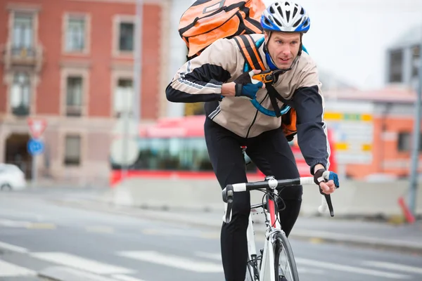 Ciclista masculino com bicicleta de equitação de bolsa de entrega de correio — Fotografia de Stock