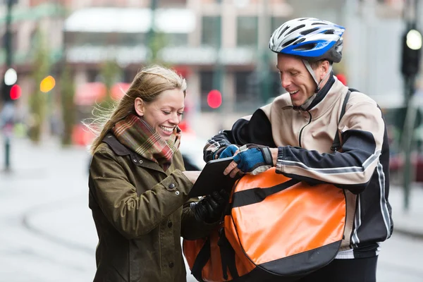 Courier levering man weergegeven: digitale tafel aan jonge vrouw — Stockfoto