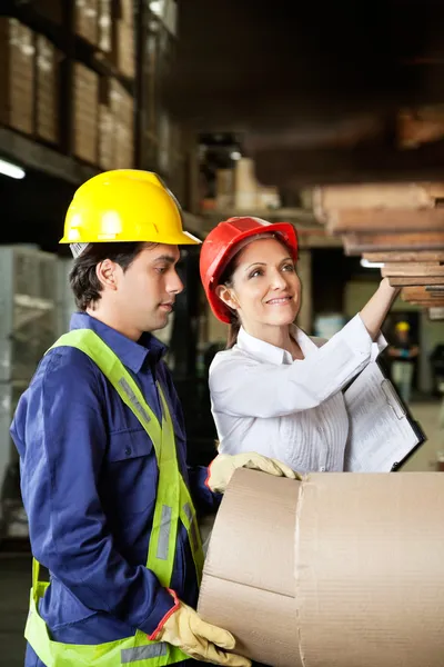 Toezichthouder en foreman voorraad controleren — Stockfoto