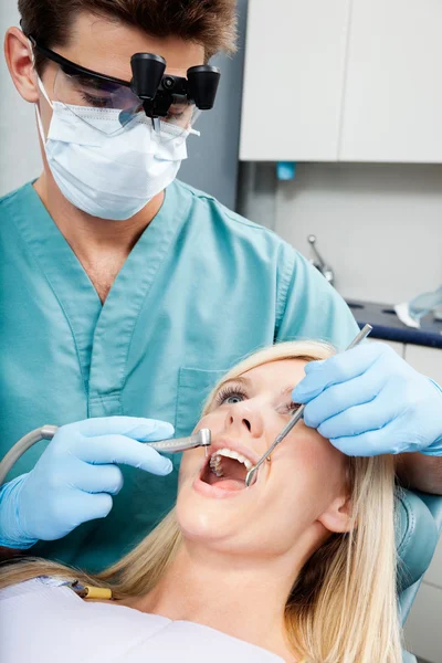Zubař léčbu ženské pacienta na klinice — Stock fotografie
