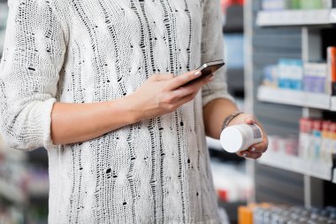 kadın zeki telefon ile şişe tarama