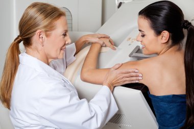 mamografi sırasında yardımcı hasta doktor
