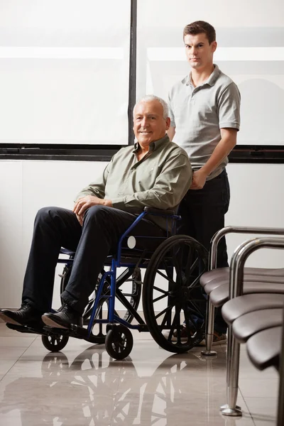 Adam tekerlekli sandalyede oturan dedesi ile — Stok fotoğraf