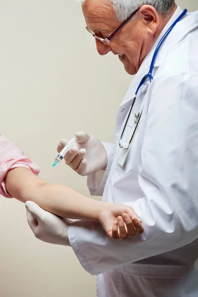 Injectie in de arm — Stockfoto