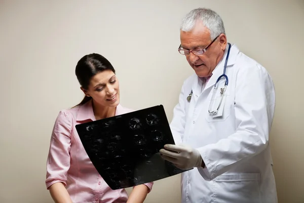 Radiologista e paciente olhando para o raio-X — Fotografia de Stock