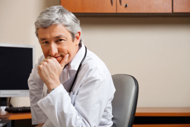 çene üzerinde el ile erkek doktor